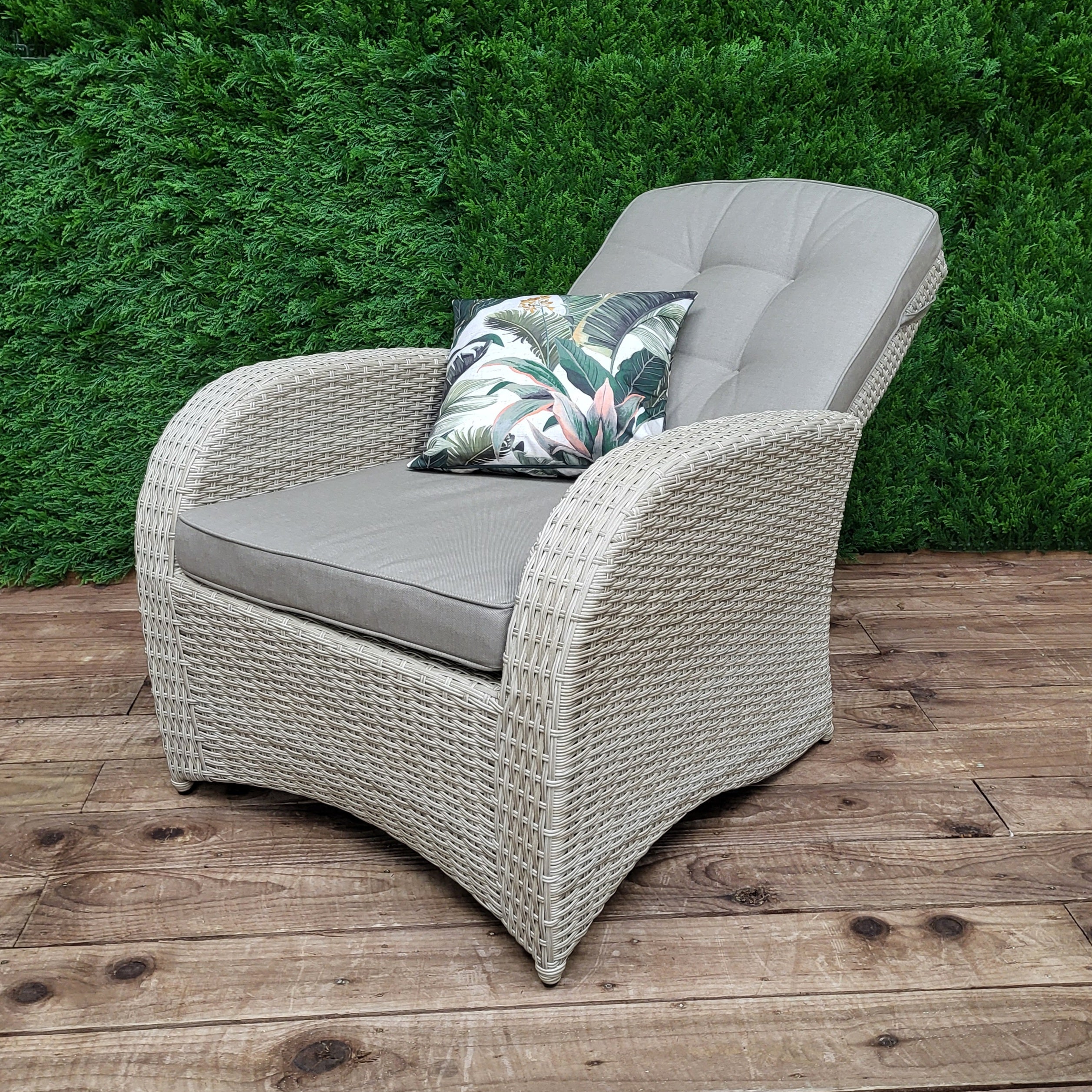 Bowness Reclining Outdoor Chair Natural | Vila