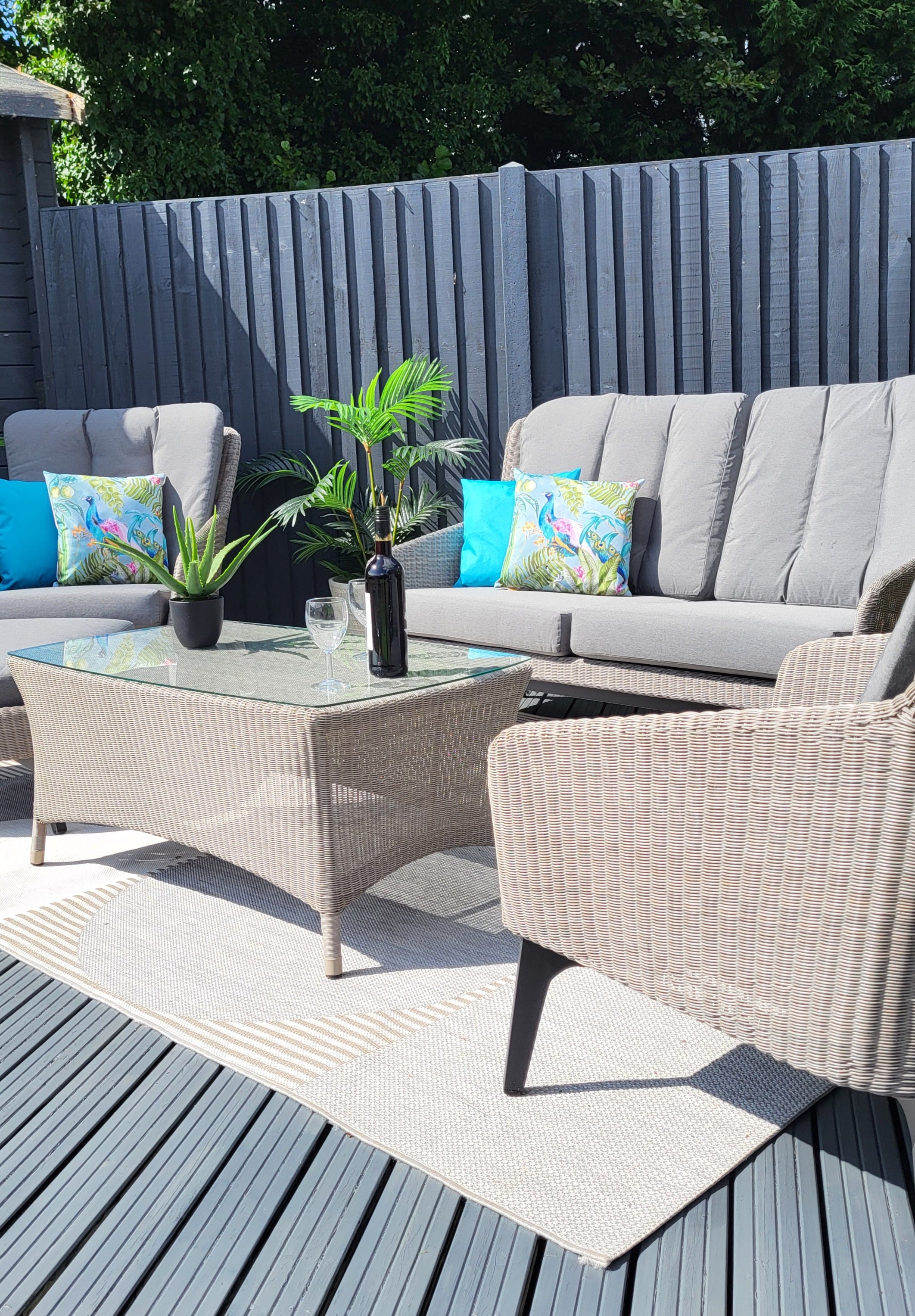 Luxor Lounge Set & Sussex Table | 4 Seasons Outdoor